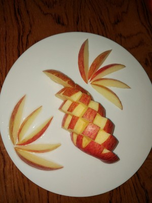 我先把苹果洗干净制作水果拼盘游戏,然后开始削皮
